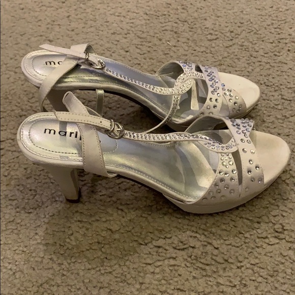 Silver Heels - Picture 2 of 3